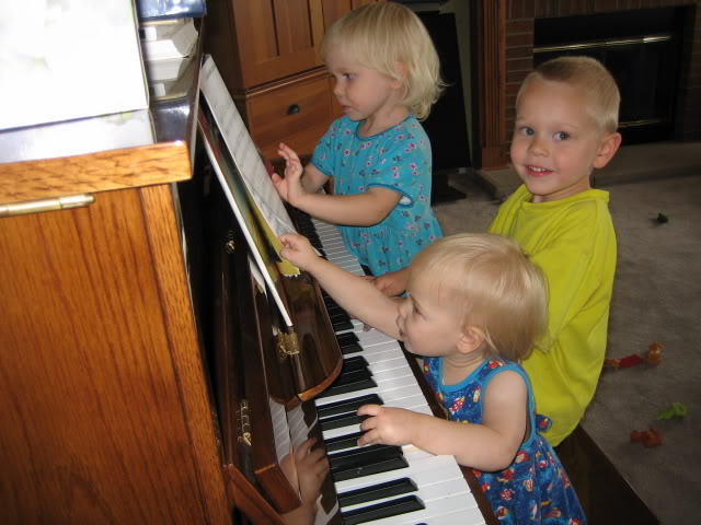 3 kids at the piano