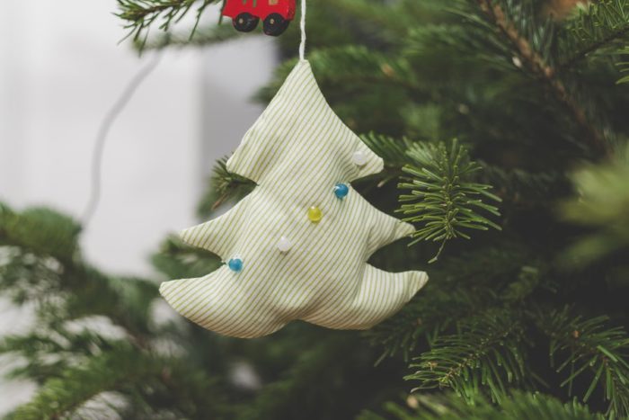 Planning a Holiday Craft Fair with Christmas ornaments to sell #craftfair #holidaycraftfair #ichoosejoyblog