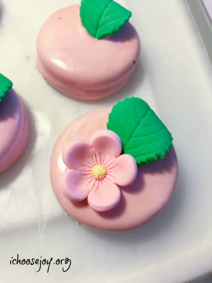 How to make Mother's Day decorated flower oreos. These beautiful cookies are a breeze to make, but are so pretty! #ichoosejoyblog #mothersday #cookies #decoratedcookies