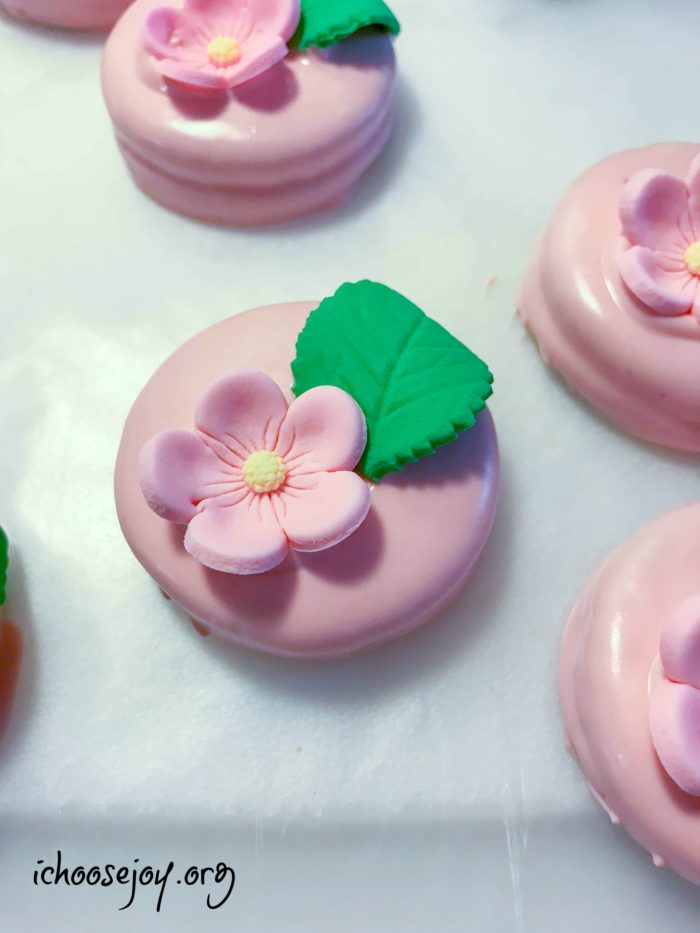 How to make Mother's Day decorated flower oreos. These beautiful cookies are a breeze to make, but are so pretty! #ichoosejoyblog #mothersday #cookies #decoratedcookies