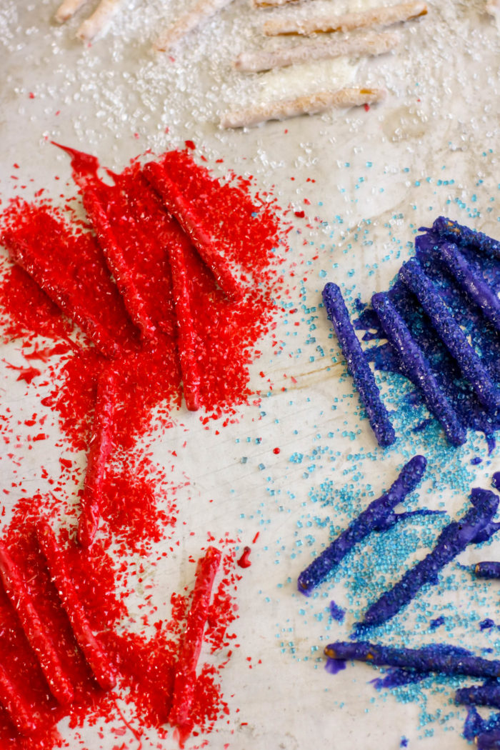 Fireworks cupcakes recipe for Fourth of July. These are perfect for any patriotic holiday. It's so fun for kids to make Fourth of July cupcakes! Also, at the post find Patriotic Decorated Cookie recipe. #patrioticdesserts #fourthofjulycupcakes #fourthofjulycookies #ichoosejoyblog