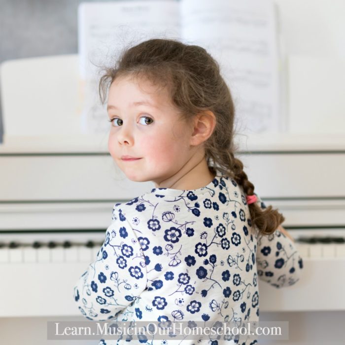10 Songs All Preschoolers Should Know is the perfect online course to bring some music into your homeschool or preschool! #homeschoolmusic #preschoolmusic #musicinourhomeschool