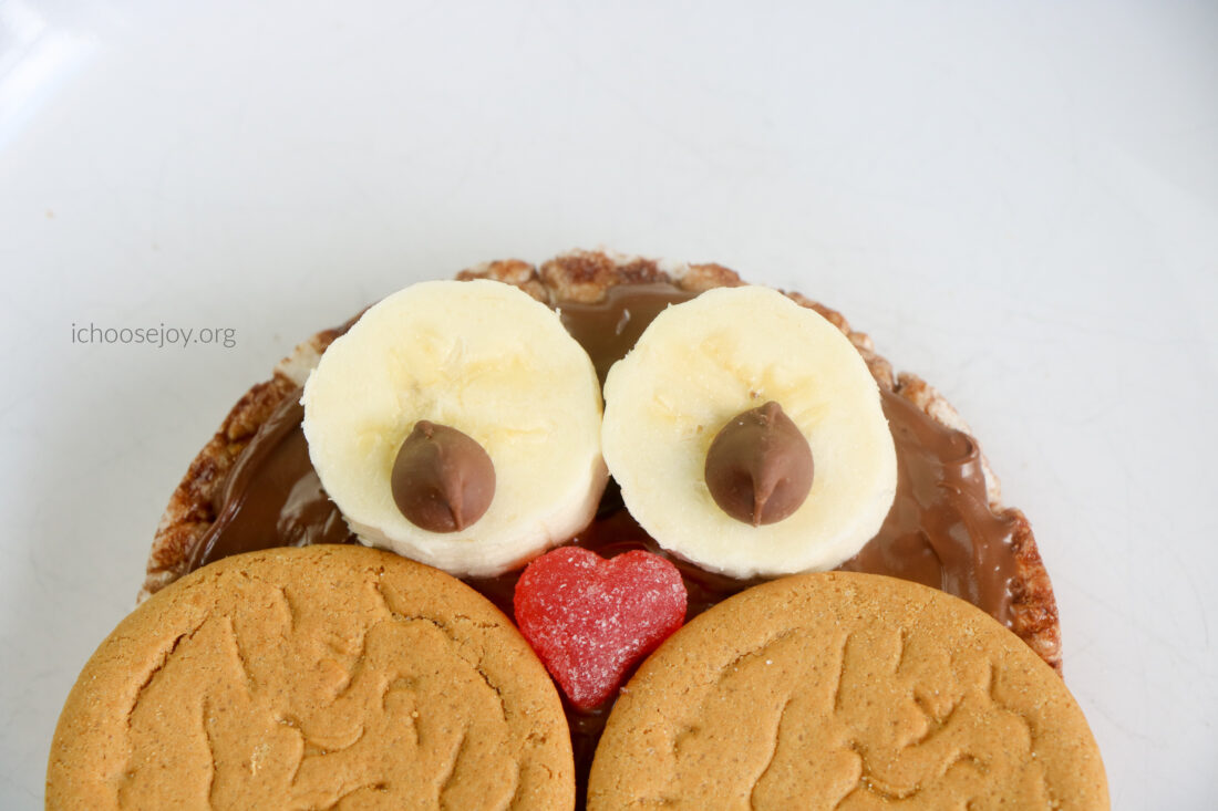 Groundhog's Day Rice Cake Process-eyes with banana slices and chocolate chips
